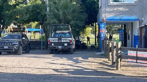 Grupo armado irrumpe en balneario