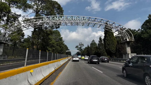 Cierre de la carretera México - Cuernavaca por incendio forestal