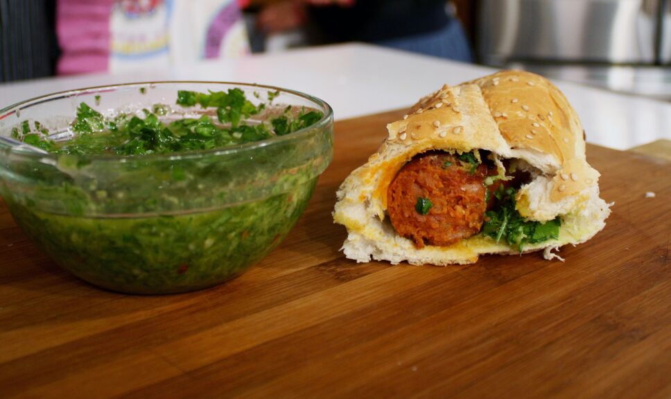 Choripán con chimichurri