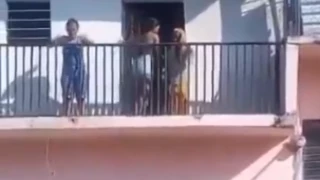 Lanzan a un perrito desde un segundo piso.png