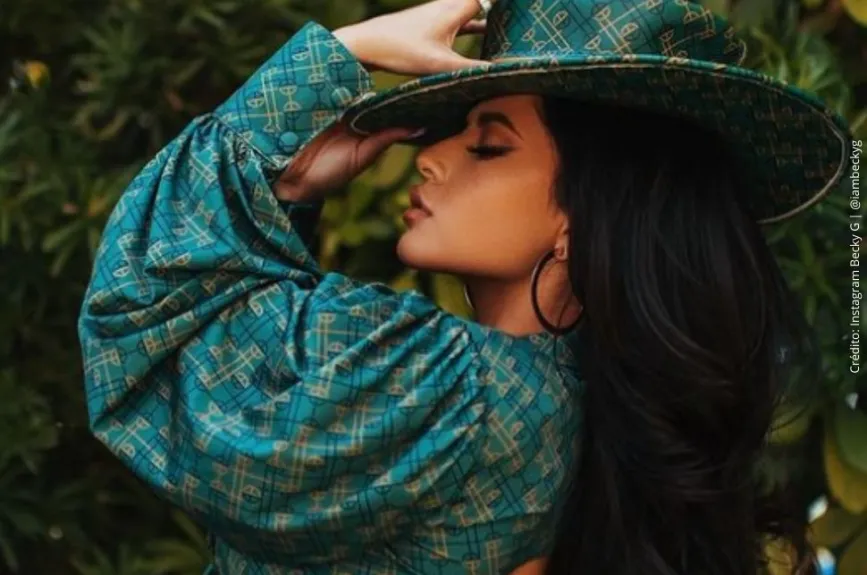 Becky G con sombrero..jpg