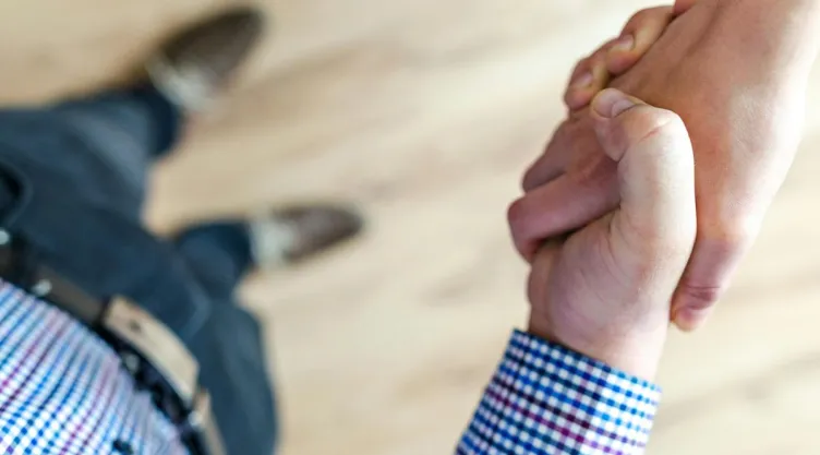 que-significa-saludar-apreton-de-manos-apresurado-sin-firmeza-psicologia.jpg