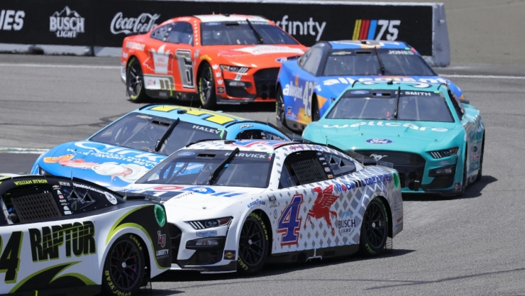 Video: Pleito automovilístico termina en brutal golpiza en ‘Carrera de las Estrellas de NASCAR’
