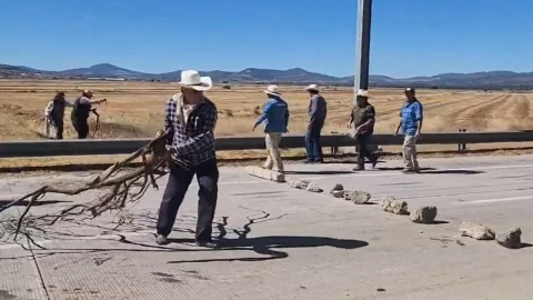 Campesinos de Hidalgo, Edomex y Tlaxcala bloquean autopista Arco Norte | VIDEO