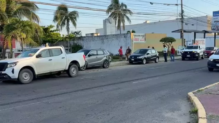 Camioneta se da a la fuga tras primer choque y termina impactando 4 autos más en Coatzacoalcos