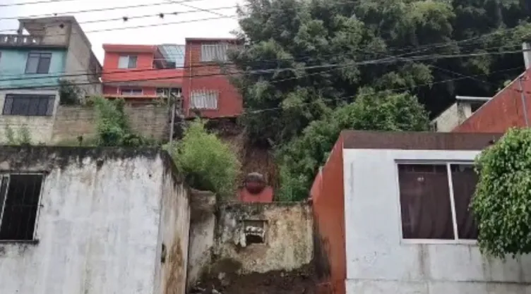 Dos casas fueron desalojadas por deslaves