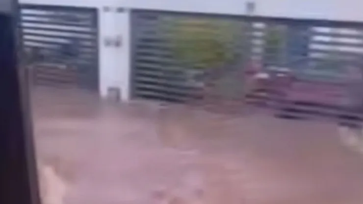 Se desborda canal de las Agujas; hay decenas de viviendas inundadas