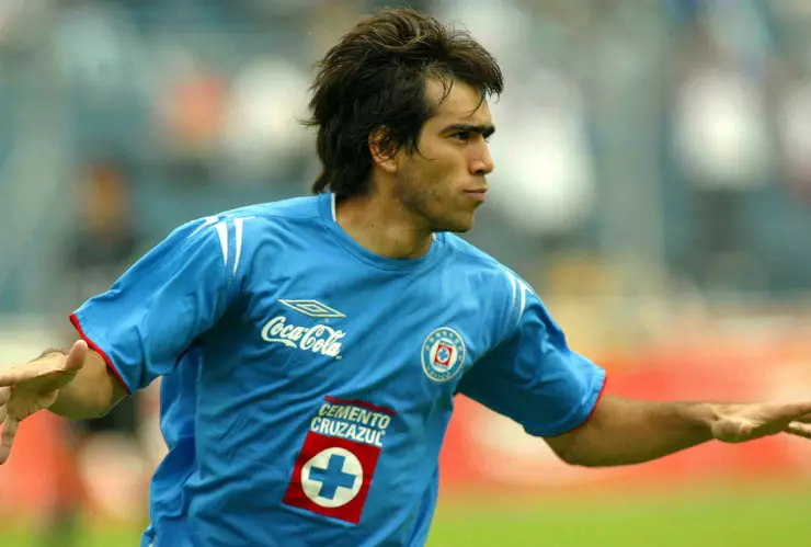 Chelito Delgado con la camiseta de Cruz Azul