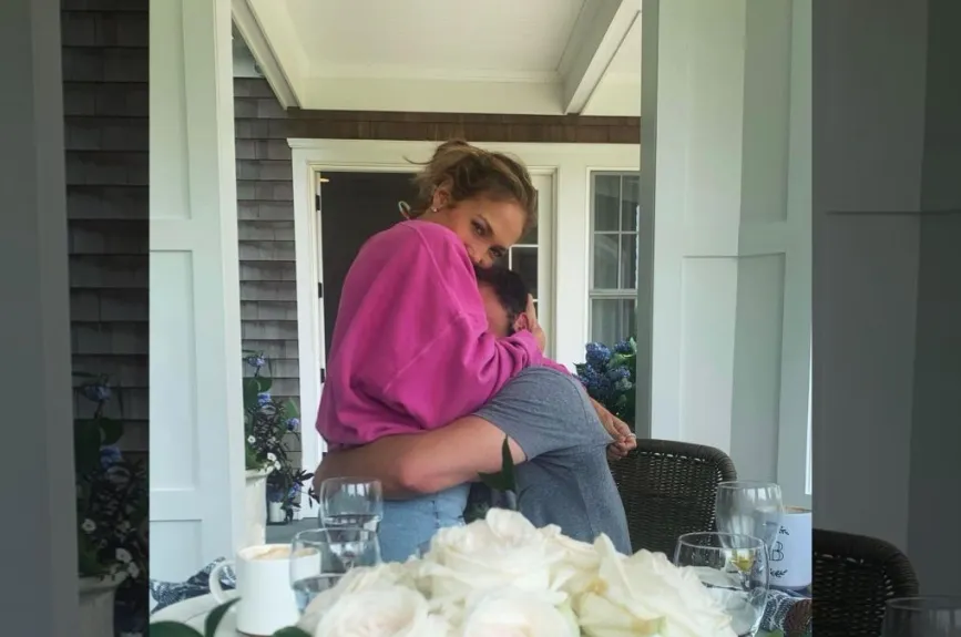 JLO y Ben abrazados casa.jpg