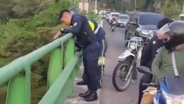 Hombre se lanza de un puente en Guatemala.jpg