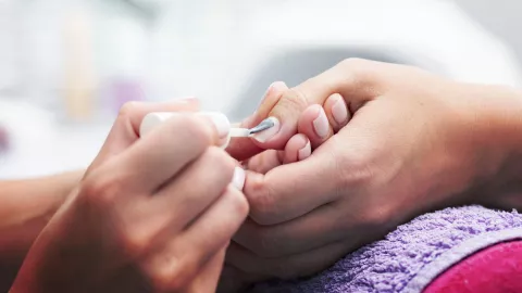 ¿Cuáles son las manicuras que mejor combinan con un vestido azul?