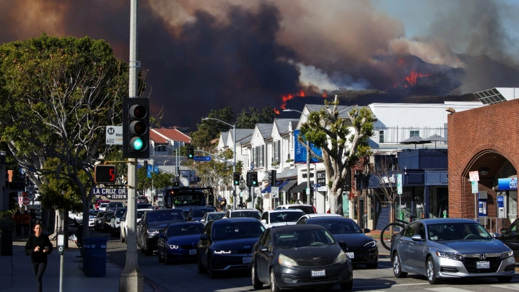 Los incendios en California empeoran con una tormenta de viento, causando evacuaciones