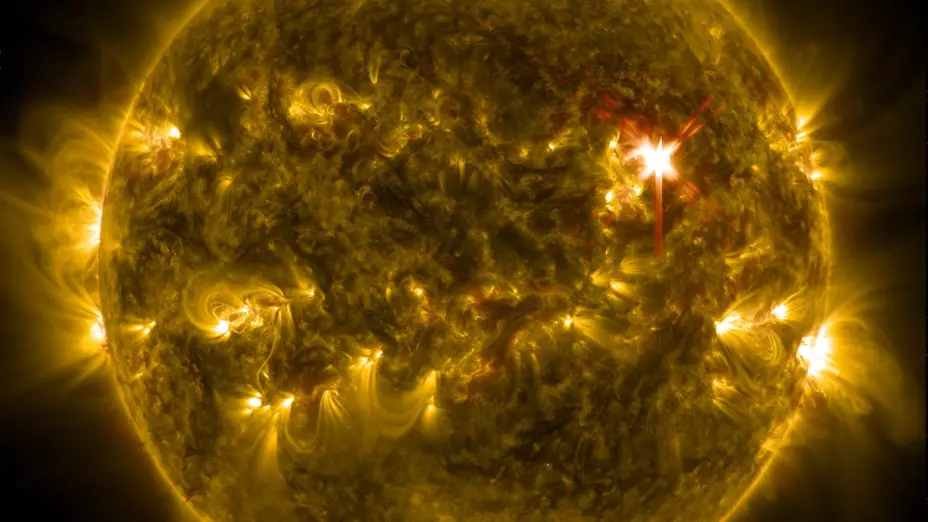 Captan una estrella a punto de tragarse un planeta entero