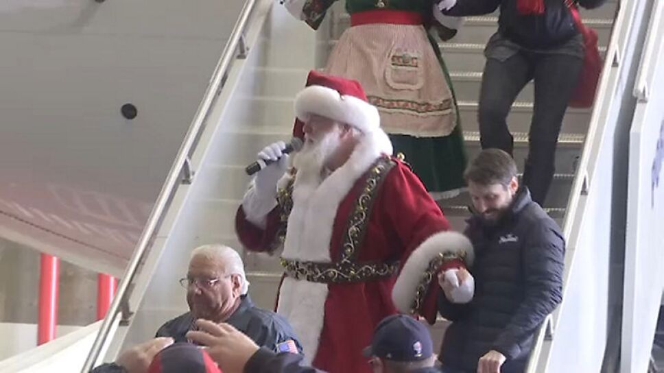 Santa Claus arriba al aeropuerto