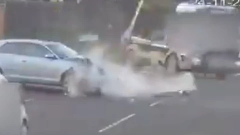 Se estrella contra camón en Inglaterra