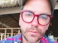 Mauricio lentes rojos.jpg