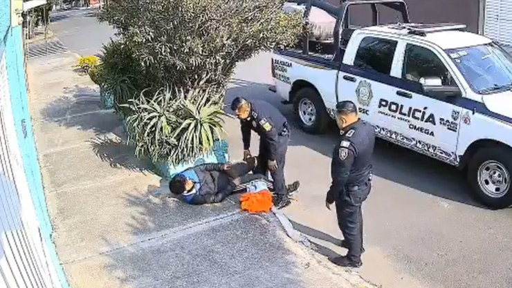 Captan a policía de la CDMX golpeando a un jardinero en Coyoacán