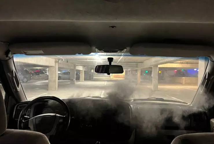 El motor de la camioneta estuvo encendido varios minutos dentro del estacionamiento