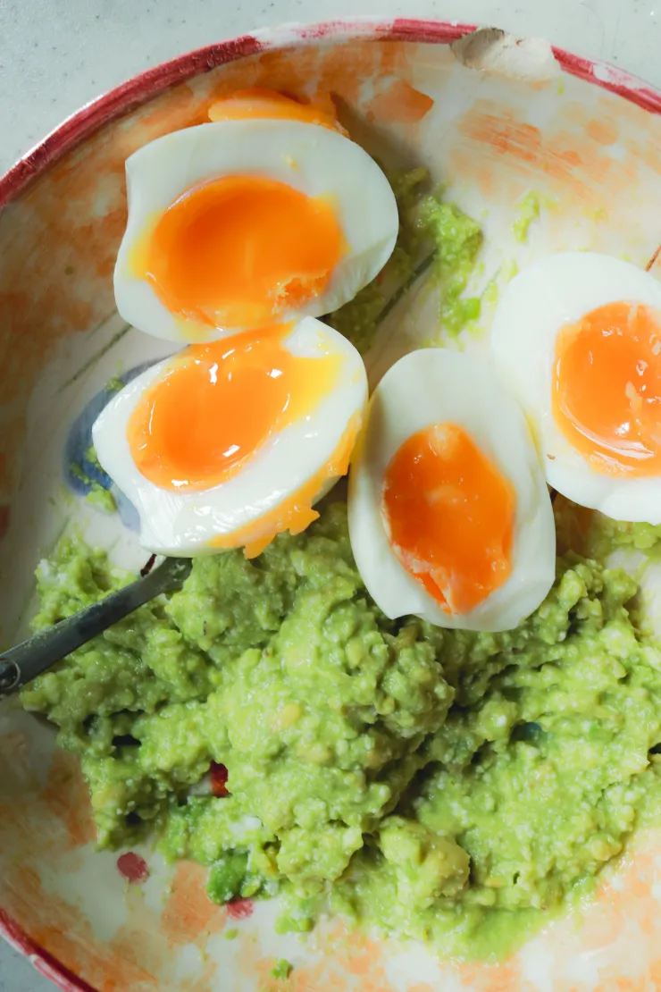 Mezclar aguacate y huevo: para qué sirve y por qué se recomienda