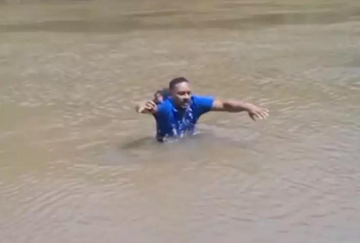 Reportero pisa cuerpo durante cobertura de desaparición en río de Brasil