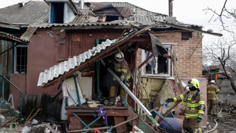 Equipos de rescate trabajan en el lugar de un edificio alcanzado por un ataque de dron ruso, en el marco del ataque de Rusia contra Ucrania, en Járkov , Ucrania, el 25 de marzo de 2026.
