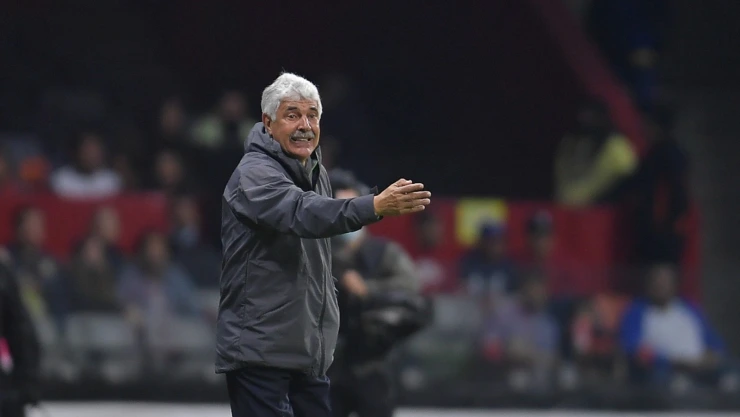 Ricardo Tuca Ferretti llegó en taxi a las oficinas de Cruz Azul
