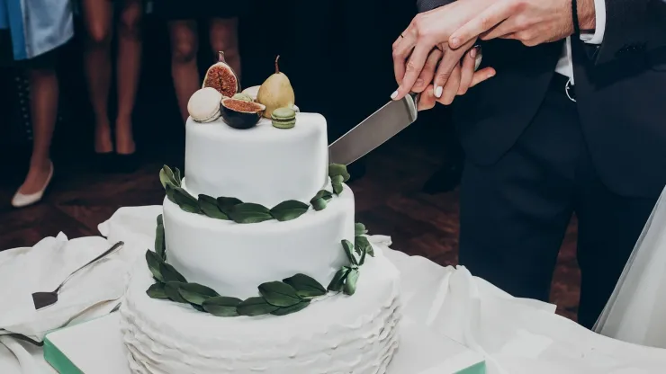 49 ideas de pastel de bodas que puedes tomar como inspiración: desde sencillos hasta muy elaborados.