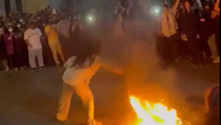 Mujeres en Irán protestan por muerte de mujer iraní Se quitan el velo