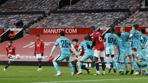 Bruno Fernandes con tiro libre