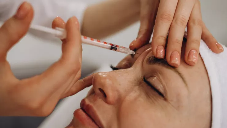 Mujer colocándose botox falso; causa alarma en