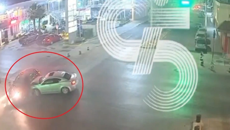 Choque entre dos autos se registró en calles de Apizaco, Tlaxcala