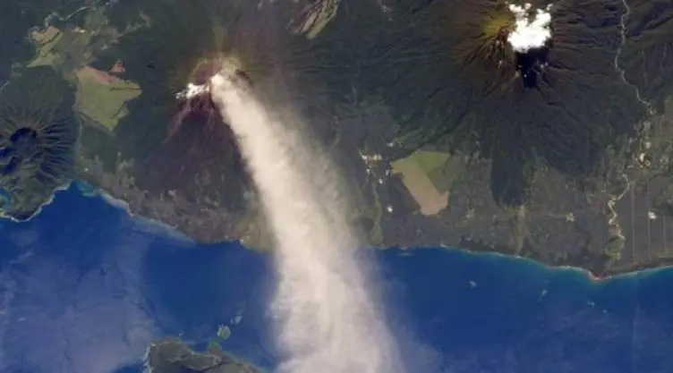 Reportan erupción de volcán Ulawun, en Papúa Nueva Guinea