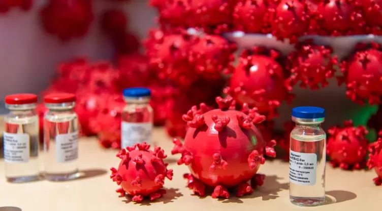 Inyectan virus diseñado con IA en un humano por primera vez: Así funciona