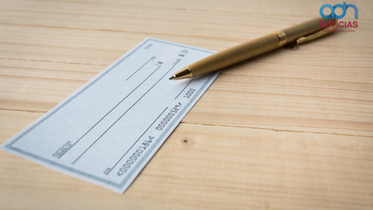 Cheque a punto de ser rellenado y firmado