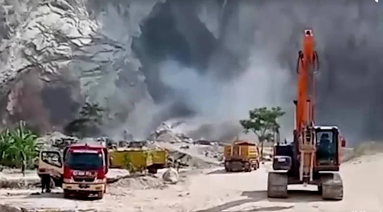 Derrumbe en cantera de Indonesia deja muertos y desaparecidos (VIDEO)