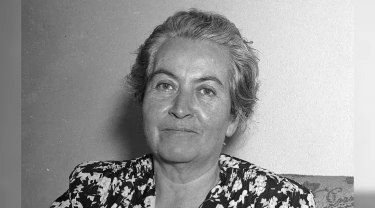 Gabriela Mistral Frase célebre de la poeta chilena sobre la vida, justicia y el servicio.jpg