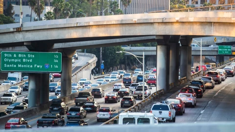 Larga fila de autos en carretera de California