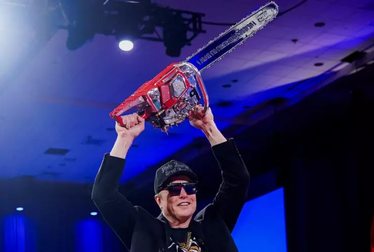 El presidente Javier Milei entrega su icónica motosierra a Elon Musk en Washington