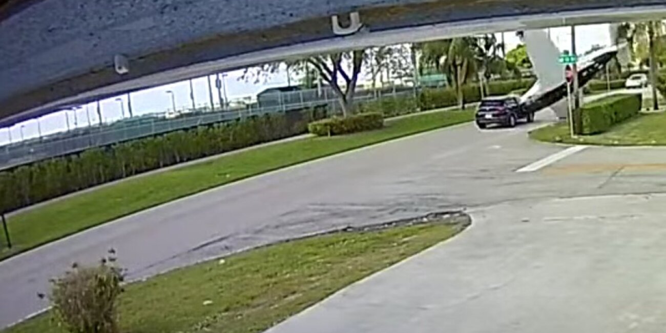 Avioneta se estrellara contra un auto y mueren tres personas