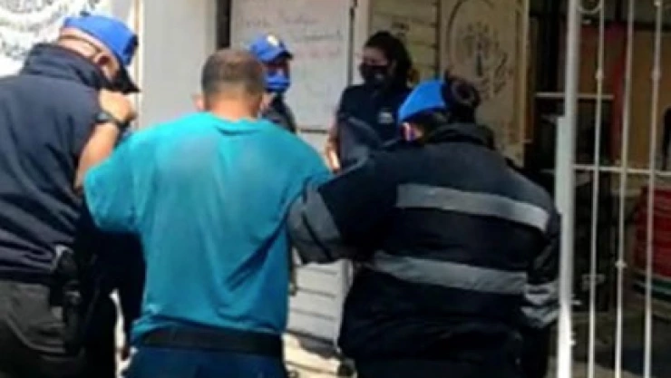 Policías trasladan a un hombre que intentó suicidarse al centro de atención integral de la CDMX