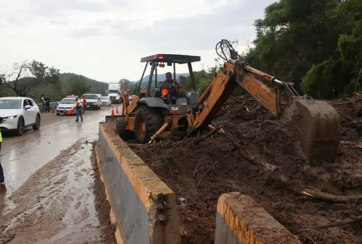 Autopista del Sol reabre tras huracán Otis