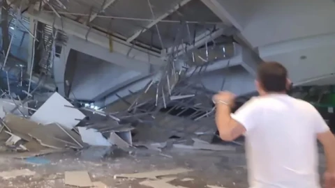 desplome del techo de un centro comercial de Perú