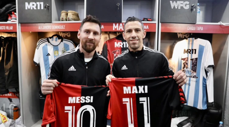 Maxi Rodríguez y Lionel Messi con la camiseta de Newell’s