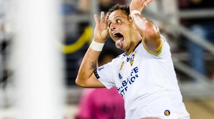 Chicharito hernández festejando tras su doblete con el LA Galaxy
