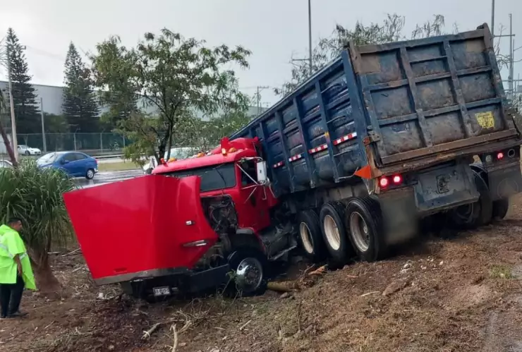 trailer se impacta en el Periferco de merida