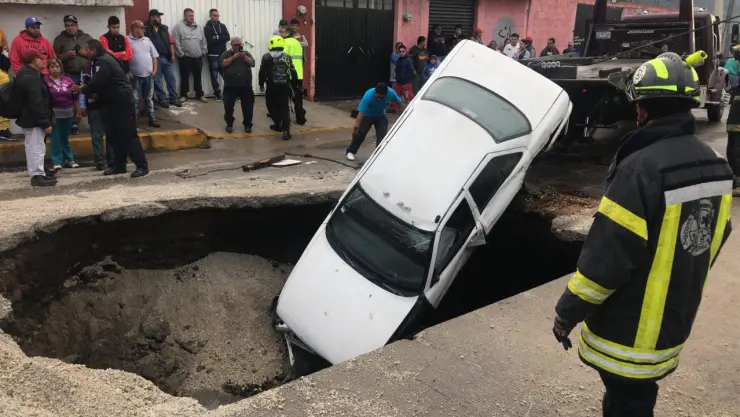 Cae vehículo a socavón en Ecatepec