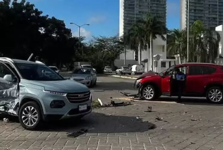 Fotos del FUERTE accidente en la colonia Altabrisa deja dos autos severamente dañados