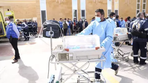 Al menos 31 bebés prematuros fueron llevados a Egipto para ponerlos a salvo.