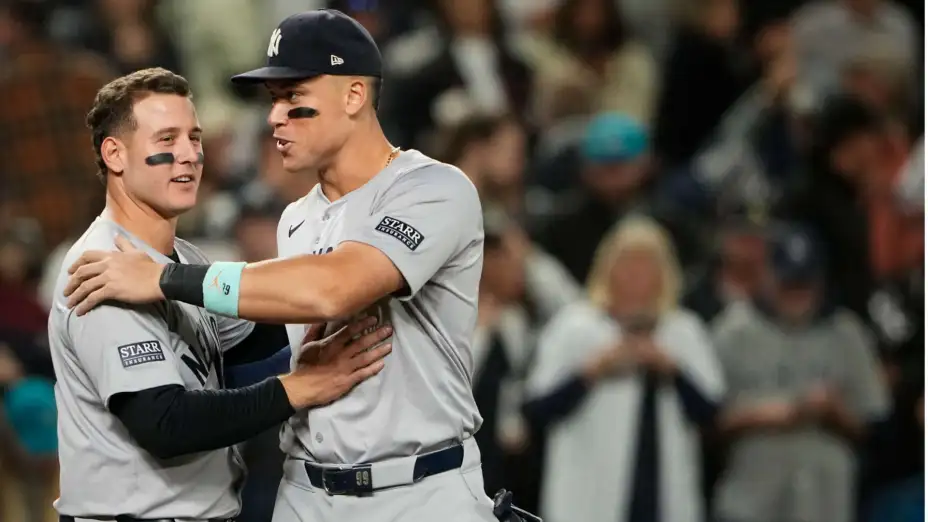 Jugadores de los yankees festejan su pase a playoffs.