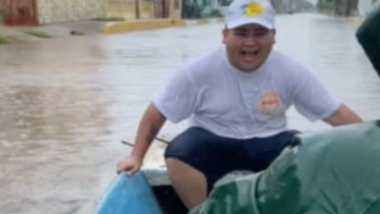 ¡Como en Venecia! Jóvenes navegan calles inundadas en colonia de Tamaulipas tras paso de “Alberto”
